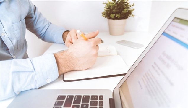 الإمارات.. توجيه للقطاع الخاص بتطبيق نظام العمل عن بعد خلال التقلبات الجوية