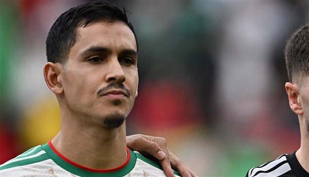 مدافع الجزائر يشيد بجودة ملاعب المغرب.. ويطالب بطي صفحة الماضي