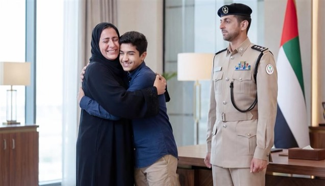 بعد 12 عاماً من الانقطاع.. شرطة الشارقة تُحقق لقاءً طال انتظاره بين أم وابنها