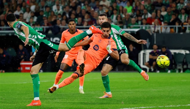 "هاتريك" توريس يقود برشلونة لسحق بيتيس في "الليغا"