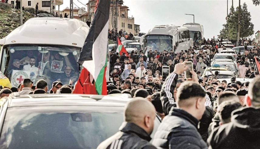 فلسطينيون يحتفلون بوصول أسرى محررين من السجون الإسرائيلية إلى رام الله (أرشيف)