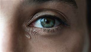 مرض غامض يحوّل دموع عشرينية إلى حِمض حارق