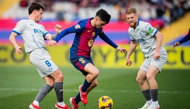 قلص الفارق مع الريال.. برشلونة ينتزع فوزاً صعباً أمام ألافيس