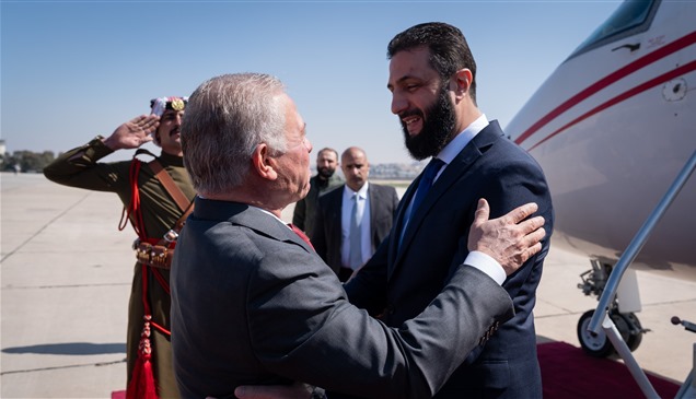 الشرع يصل الأردن.. والملك عبدالله الثاني يستقبله في المطار