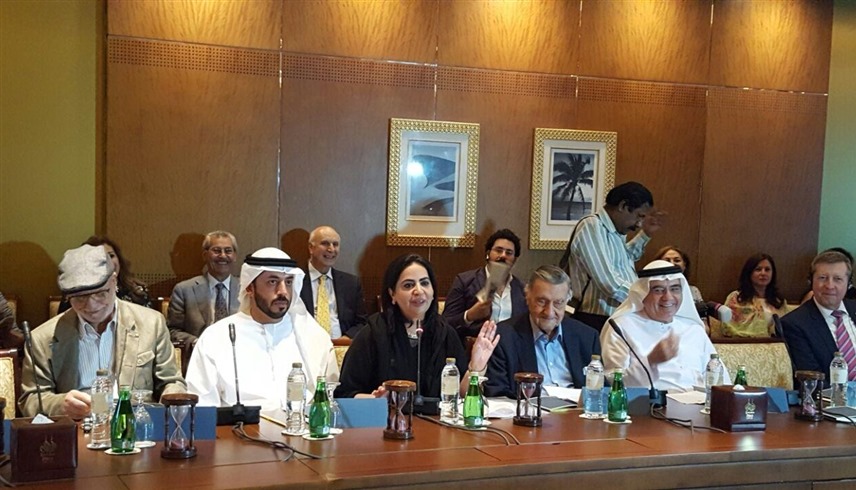 أسماء المطوع وزكي نسيبة يتوسطان النخب الثقافية في إحدى فعاليات الملتقى الأدبي بقصر الإمارات (من المصدر)