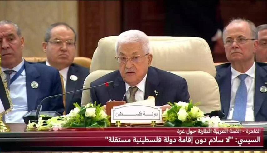 الرئيس الفلسطيني محمود عباس في القمة الطارئة في مصر (إكس)