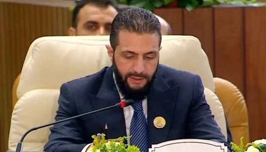 الرئيس السوري الاننقالي أحمد الشرع في القمة العربية الطارئة في القاهرة (إكس)