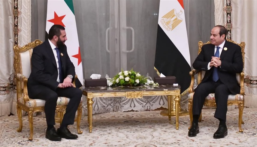 الرئيس المصري عبد الفتاح السيسي مع نظيره السوري أحمد الشرع (رويترز)