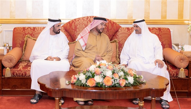 حمد الشرقي وولي عهد الفجيرة يستقبلان المهنئين بشهر رمضان