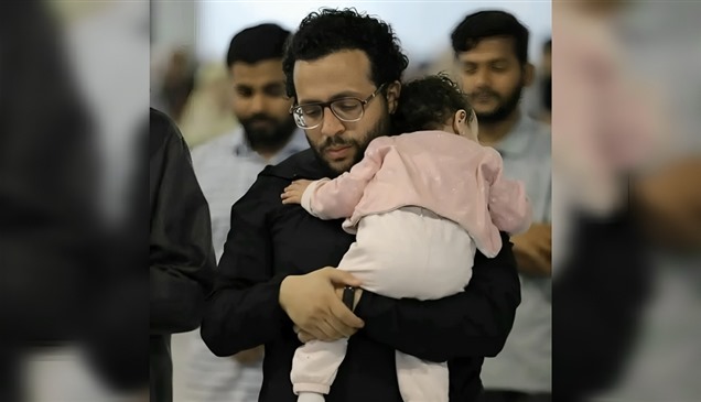 مصر.. أب يصلي التراويح حاملاً طفلته يصبح "حديث المدينة"