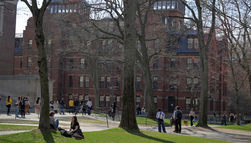 طلاب أمام جامعة هارفارد