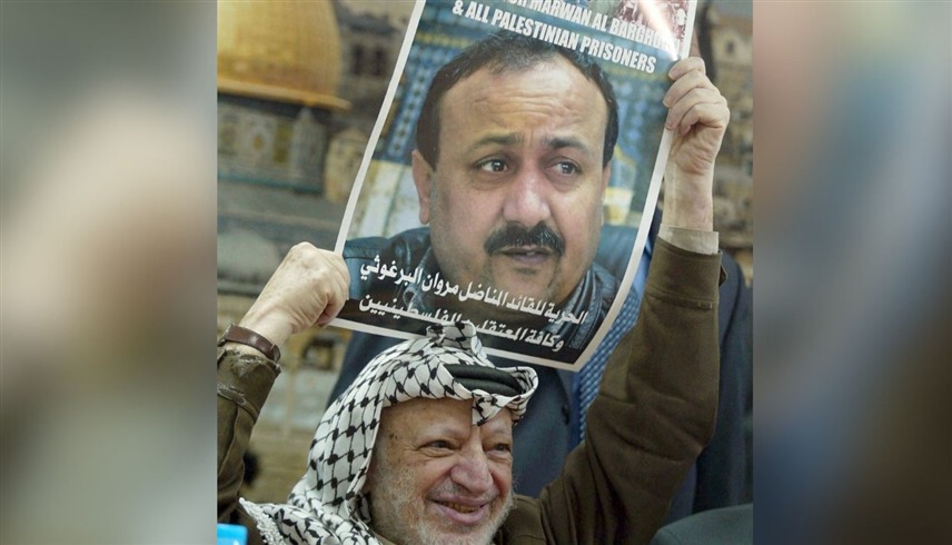 الزعيم الفلسطيني الراحل ياسر عرفات يرفع صورة البرغوثي (أرشيف)