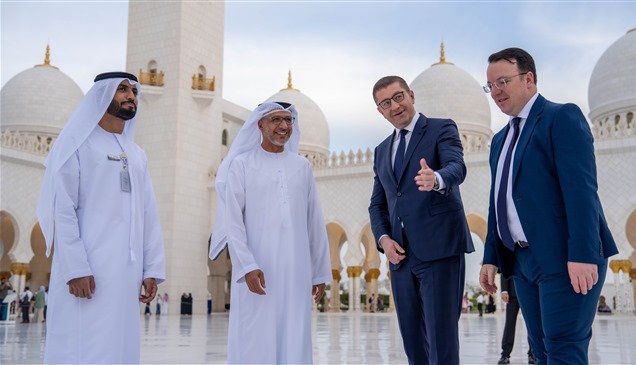 رئيس وزراء مقدونيا الشمالية يزور جامع الشيخ زايد الكبير