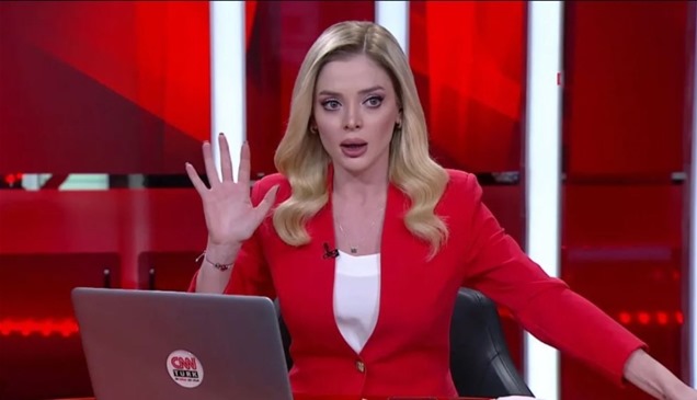 "اتصلوا بوالدتي".. رد فعل مذيعة CNN أثناء زلزال إسطنبول يثير تفاعلاً
