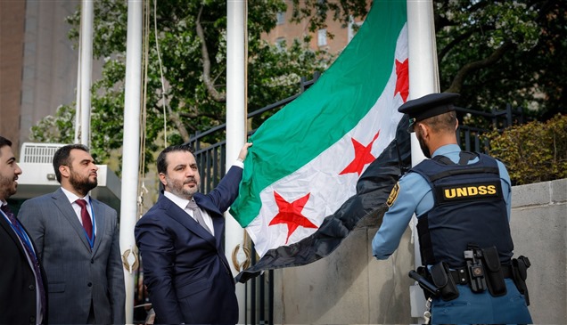 للمرة الأولى.. رفع العلم السوري الجديد أمام مقر الأمم المتحدة