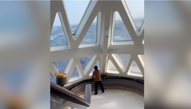 فيديو مروع.. أمواج بارتفاع 40 قدماً تبتلع سفينة سياحية بالكامل