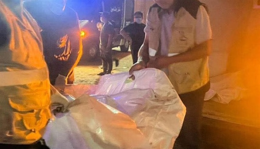 مسعفون ليبيون يرفعون جثث عدد من قتلى اشتباكات طرابلس (إكس)