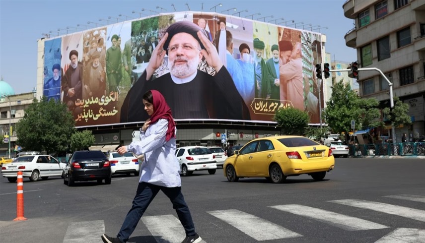 لوحة عليها صورة الرئيس الإيراني الراحل إبراهيم رئيسي في طهران