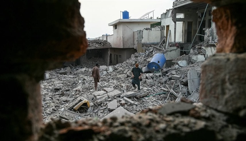 باكستانيان يتفقدان منزلهما المدمر في كشمير (إكس)
