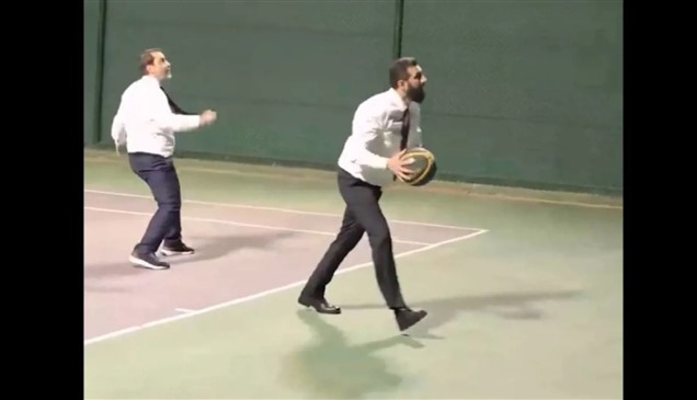 بالزي الرسمي.. أحمد الشرع والشيباني يستعرضان مهاراتهما في كرة السلة