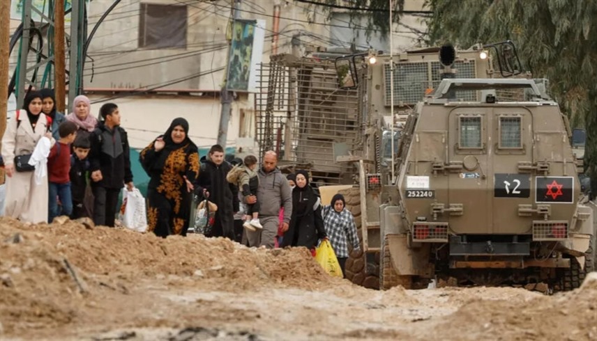 عائلات فلسطينية تفر من مخيم جنين  (رويترز)