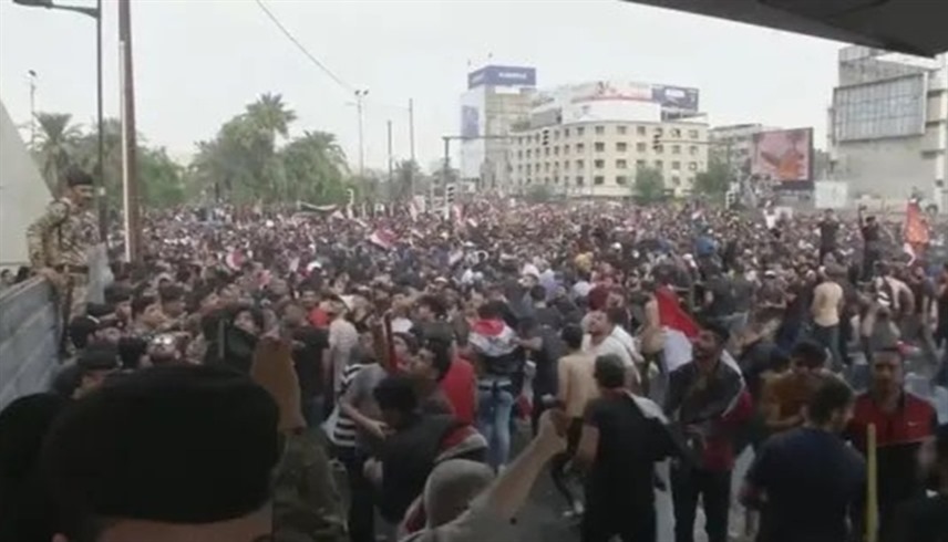 صورة متداولة لمتظاهرين يحتكون بالأمن العراقي في بغداد اليوم الإثنين (إكس)