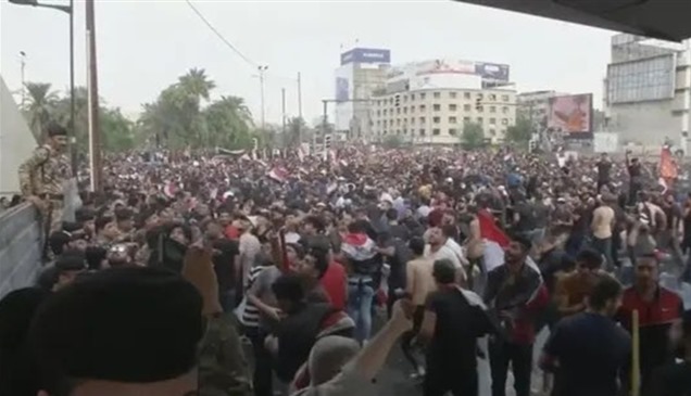 الحشد الشعبي والموالون لإيران يتظاهرون في بغداد 