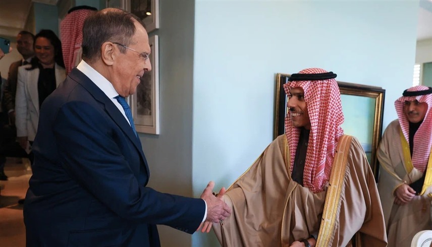 وزير خارجية السعودية الأمير فيصل بن فرحان ونظيره الروسي سيرغي لافروف (أرشيف)