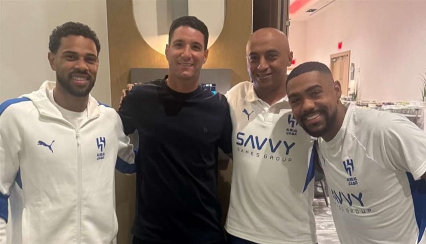 تياغو نيفيز يتوسط لاعبي الهلال (إكس)