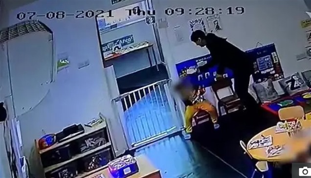 بريطانيا: موظفتان في حضانة تعذبان أطفالاً من ذوي الاحتياجات الخاصة