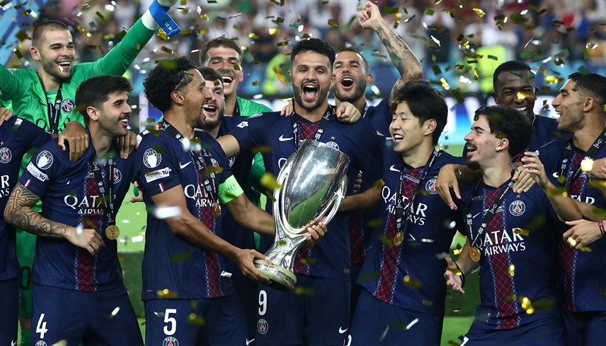 لحظة تتويج سان جيرمان بلقب السوبر الأوروبي (إكس)
