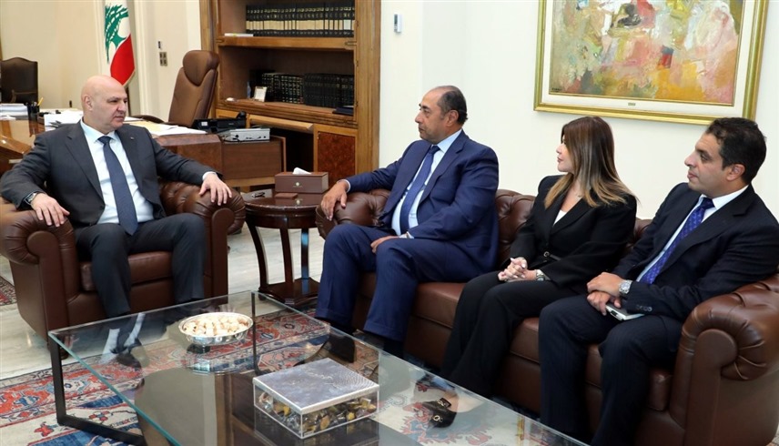 السفير حسام زكي في لقاء مع الرئيس اللبناني جوزيف عون خلال زيارته لبيروت (إكس)