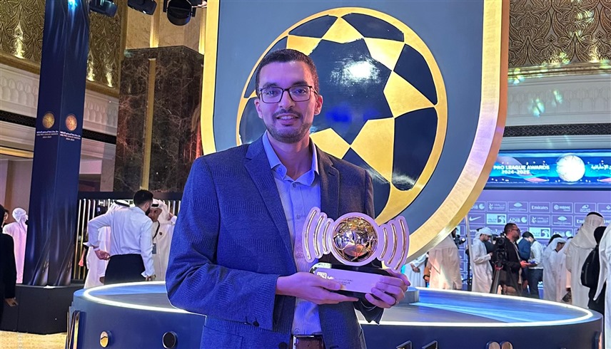 خالد منصور مع درع رابطة المحترفين