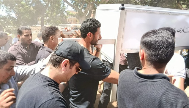 بالصور.. محمد الشناوي يودع والده في جنازة مهيبة بكفر الشيخ
