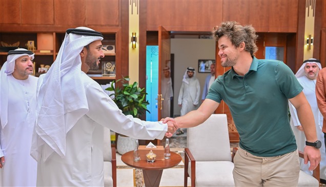 عبدالعزيز بن حميد يستقبل بطل العالم في الشطرنج