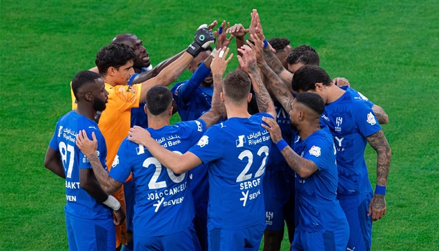 الهلال يدشن موسمه الجديد بثنائية نظيفة في شباك الرياض