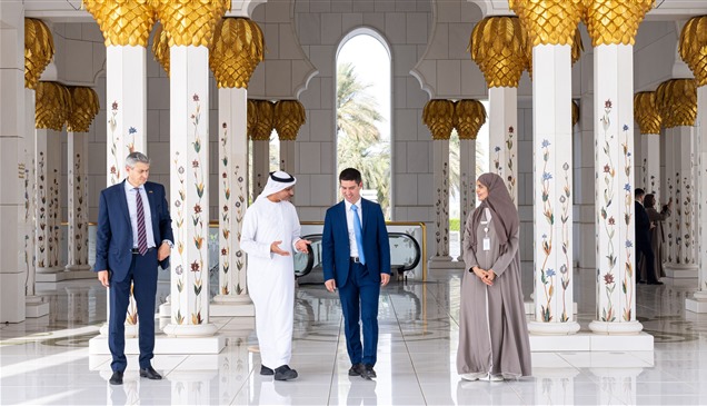 نائب رئيس الوزراء المولدوفي يزور جامع الشيخ زايد الكبير في أبوظبي