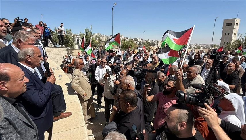 فلسطينيون من الخليل في الضفة الغربية يستمعون لمحافظ مدينتهم (وفا)