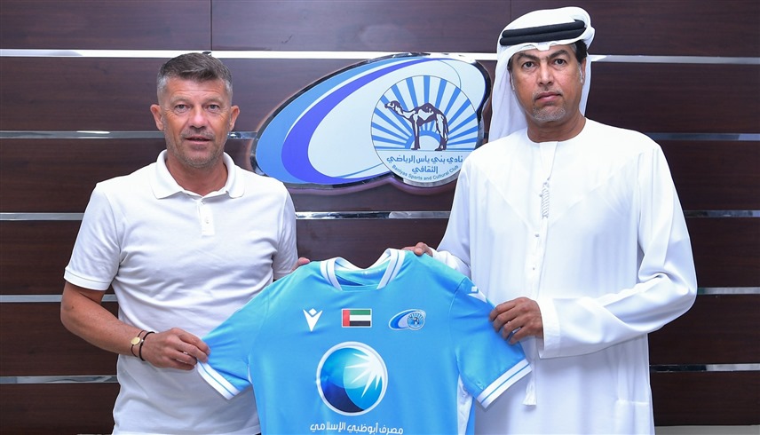 الروماني إيسايلا يحمل قميص بني ياس (إكس)