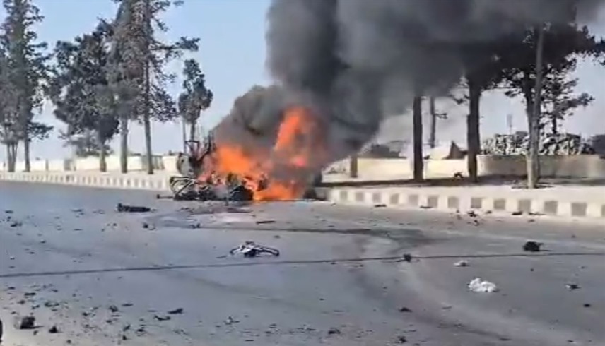 لقطة من فيديو متداول للسيارة المستهدفة في حلب (منصة إكس)