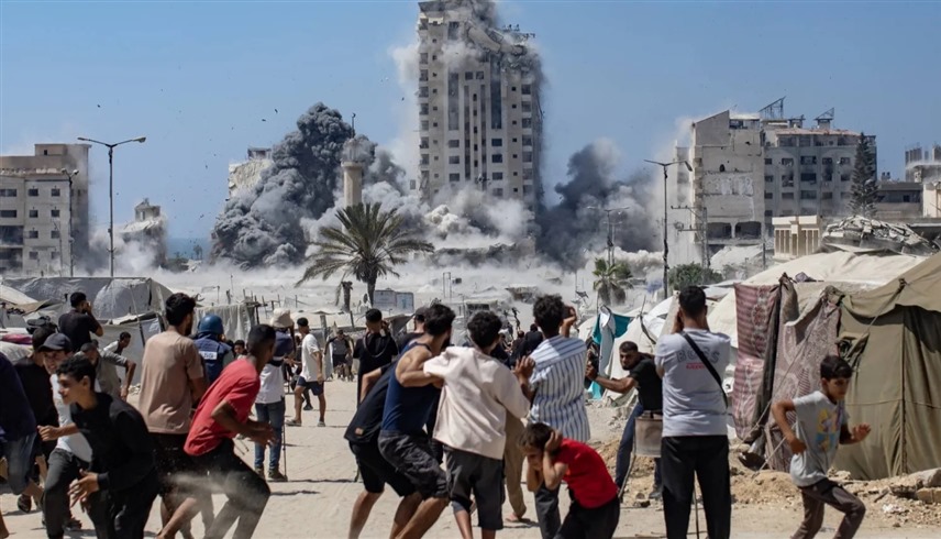 فلسطينيون في غزة أثناء هجوم إسرائيلي على القطاع (أرشيف)
