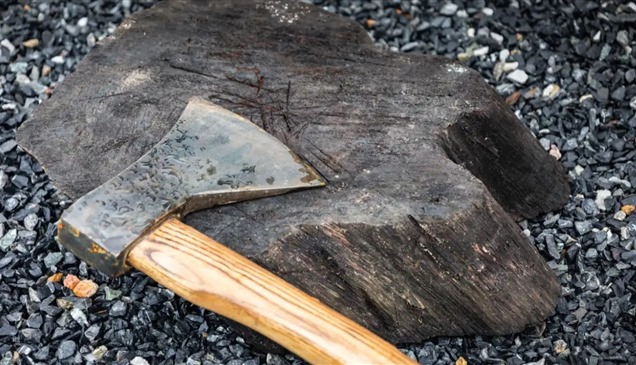 مراهق يعتدي على والديه بفأس أثناء نومهما لعدم رغبته الذهاب إلى المدرسة