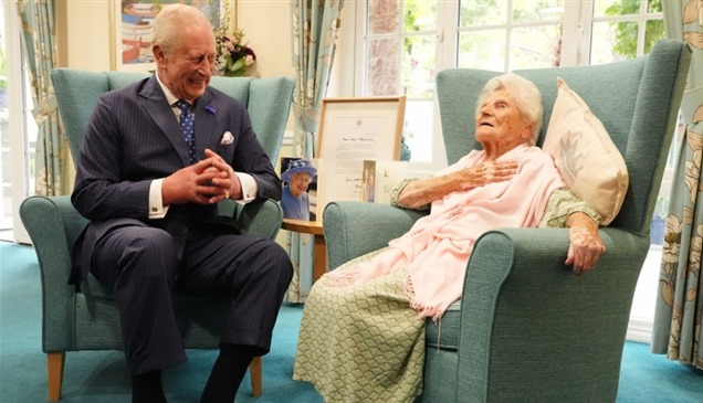 عاصرت 5 ملوك وتغلبت على كورونا.. الملك تشارلز يلتقي أكبر معمرة في العالم