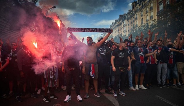 جماهير سان جيرمان تهاجم وفد برشلونة في باريس