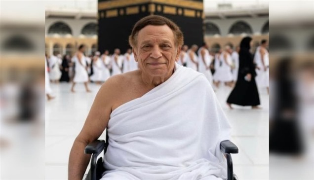 عادل إمام على كرسي متحرك أمام الكعبة.. ما حقيقة الصورة المتداولة؟