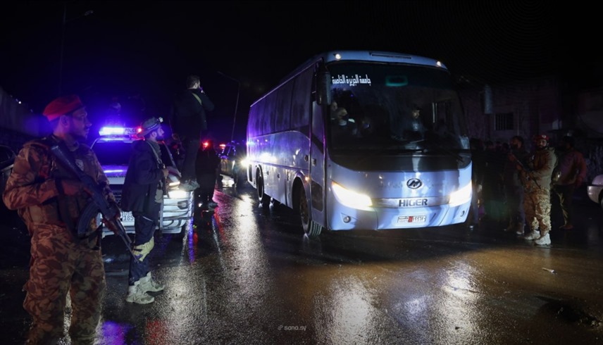 حافلة محملة بمقاتلين من قسد يغادر حلب (إكس)