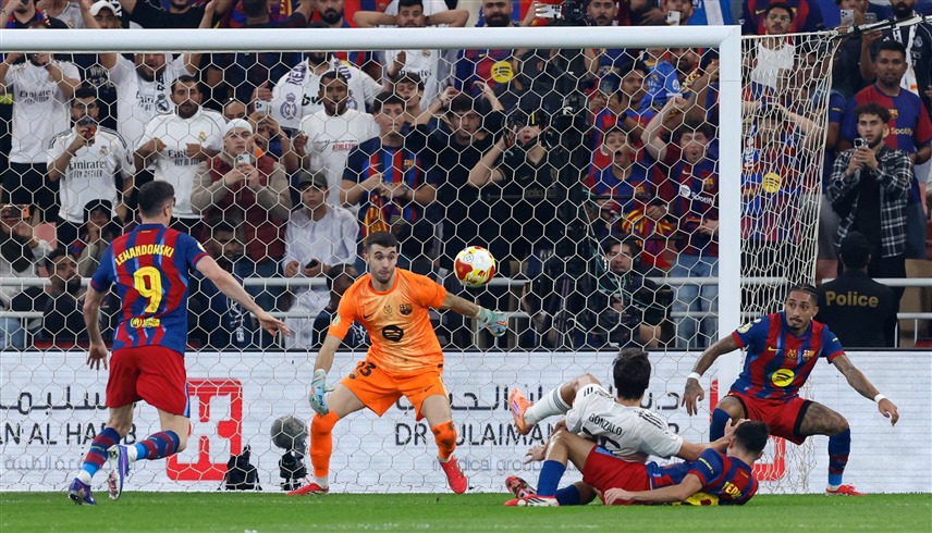 من لقاء برشلونة وريال مدريد (رويترز)