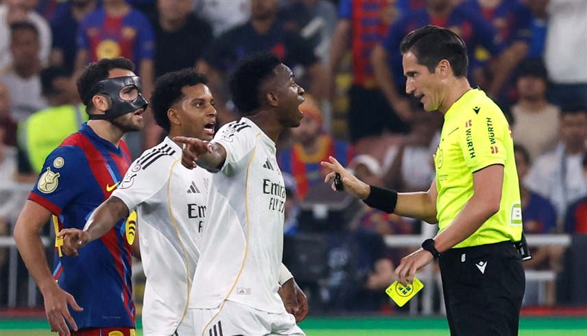 من مباراة ريال مدريد وبرشلونة (رويترز)
