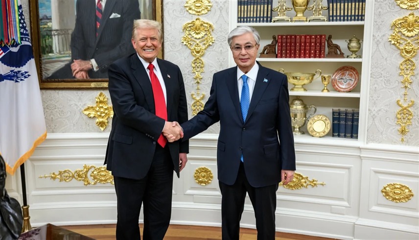 رئيس كازاخستان قاسم دجومارت توكاييف في لقاء سابق مع نظيره الأمريكي دونالد ترامب (أرشيف)