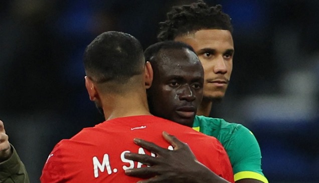 شاهد.. إبراهيم حسن يمنع ماني من مواساة محمد صلاح